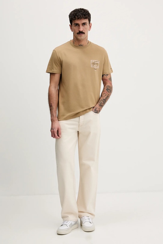 Βαμβακερό μπλουζάκι Tommy Jeans DM0DM22319 καφέ SS26