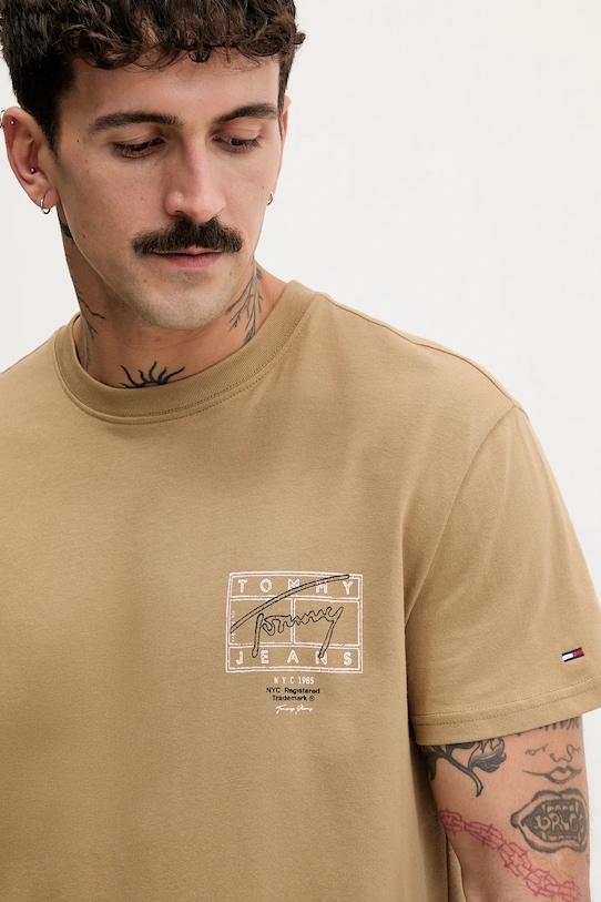 Βαμβακερό μπλουζάκι Tommy Jeans καφέ DM0DM22319