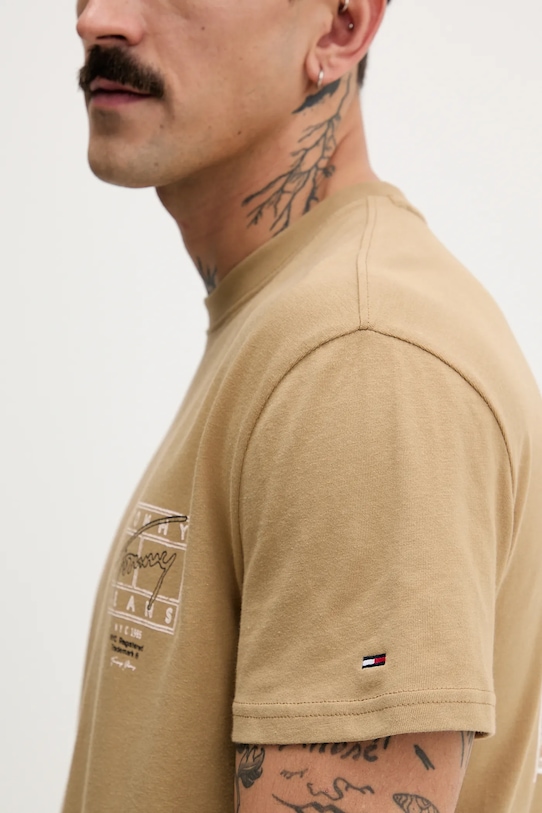 Βαμβακερό μπλουζάκι Tommy Jeans DM0DM22319 καφέ