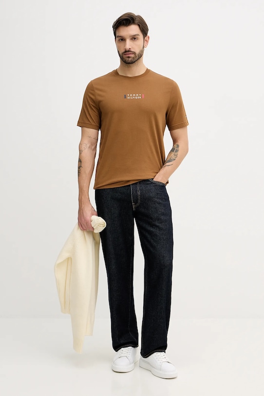 Памучна тениска Tommy Hilfiger MW0MW41453 кафяв SS26