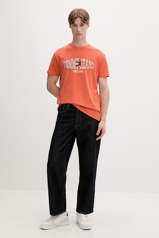 Tommy Jeans T-shirt męski bawełniany DM0DM22520 pomarańczowy SS26