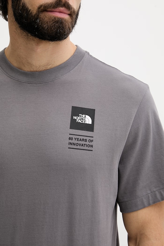 The North Face t-shirt ανδρικό βαμβακερό CELEBRATION NF0A8GAQ0UZ1 γκρί