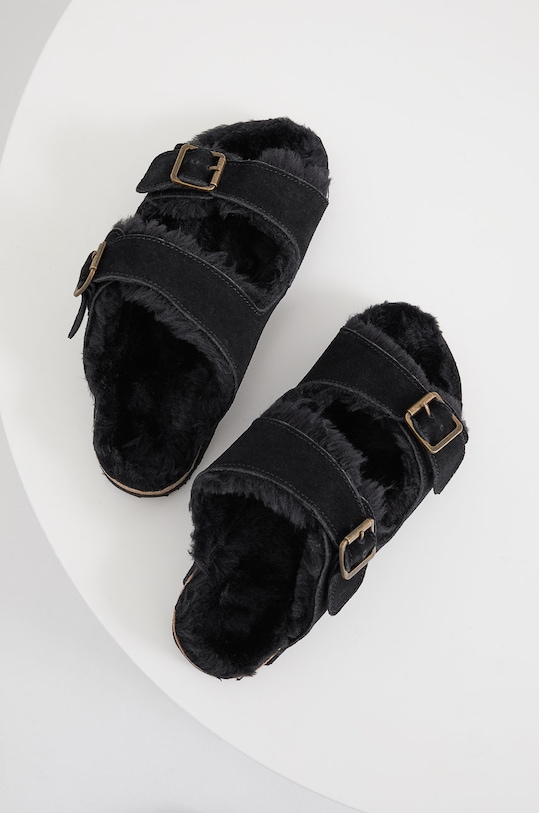 Answear Lab Kapcie zamszowe DFL.213.1.KR czarny WA21