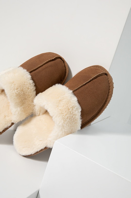 Answear Lab kapcie zamszowe ADYM.22014.2.DB brązowy WA22