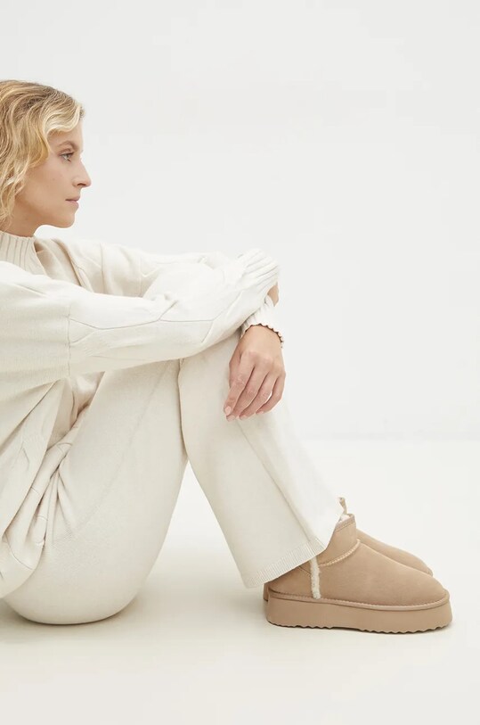 Semišové snehule Answear Lab zateplené béžová AW24.23.cd