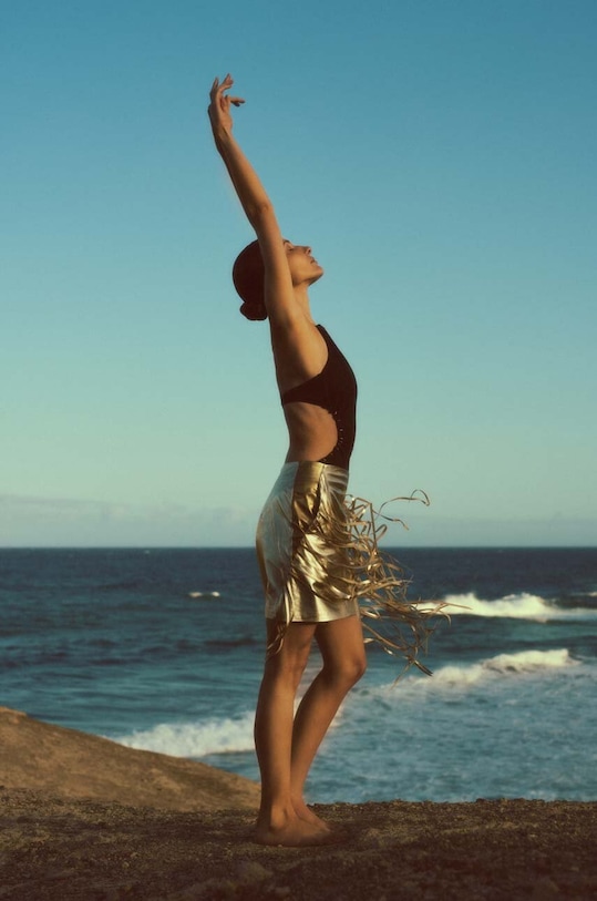 Kožená sukně Answear.LAB vzorovaný zlatá WA24.SDD001