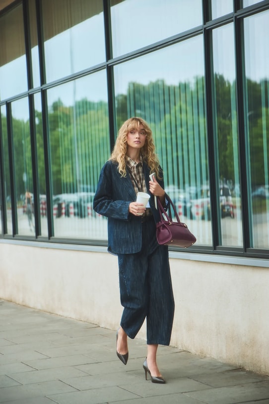 Answear.LAB spodnie tkanina granatowy 2859