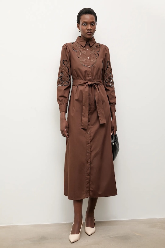 Bavlněné šaty Answear.LAB nášivka hnědá v3415.fh