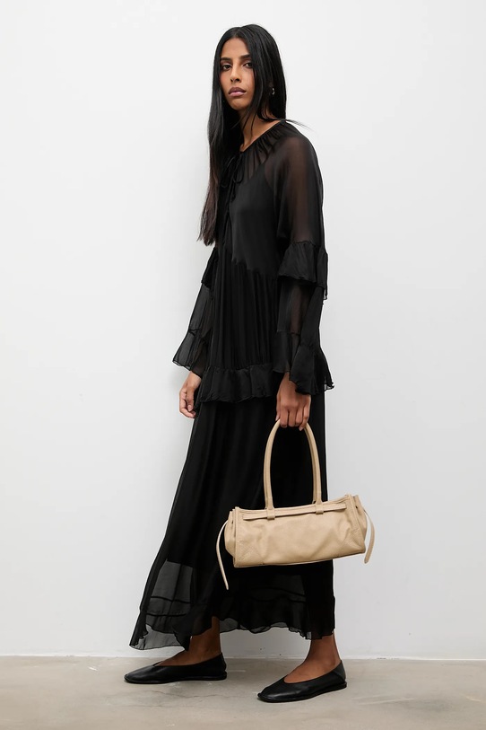 Answear.LAB sukienka z jedwabiem casual czarny D10593.hak