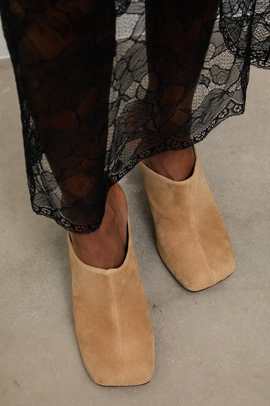 Answear.LAB σαγιονάρες με καλυμμένα τα δάχτυλά του Γυναικεία σουέτ 761019.bjk