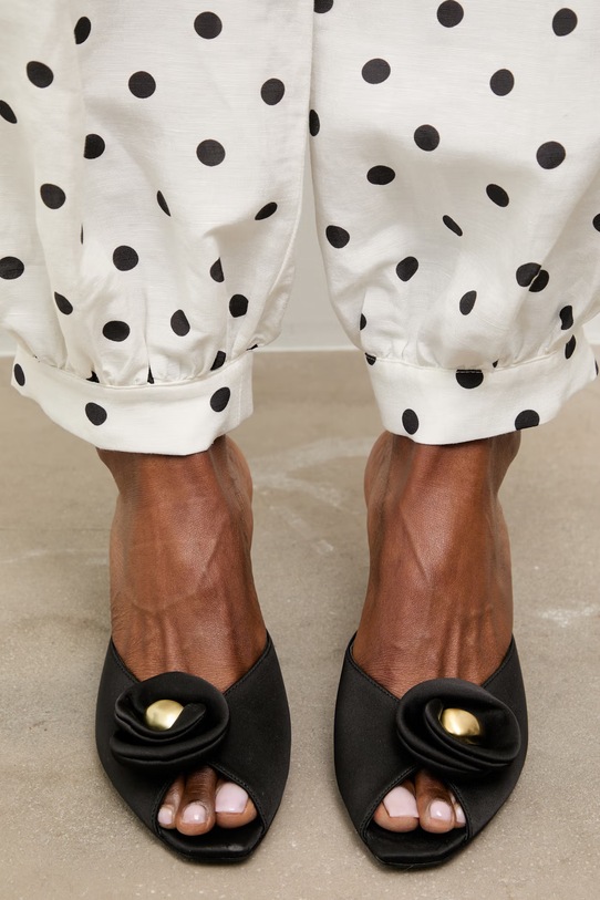 Answear.LAB klapki na szpilce damskie czarny V2501-1-1.cjk