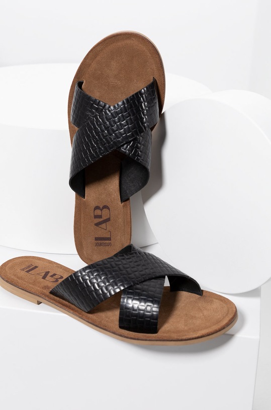 Answear Lab klapki skórzane płaski czarny L.2107013.1