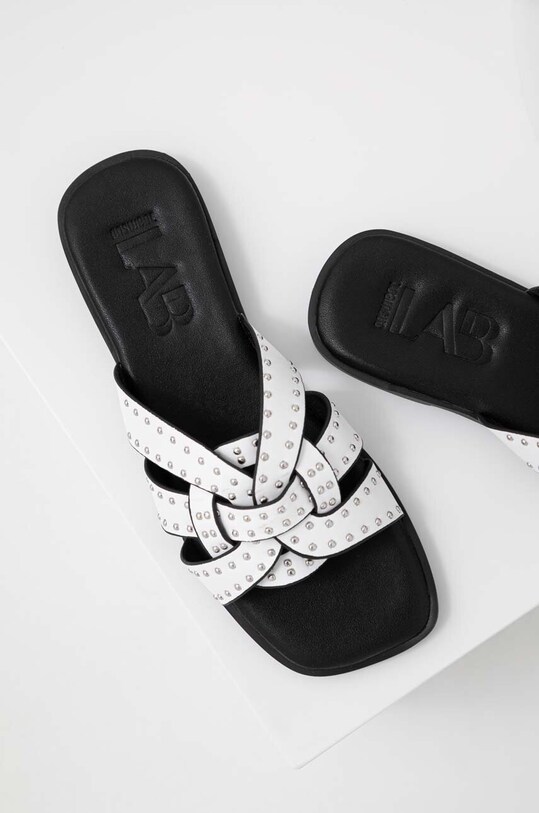 Παπούτσια Παντόφλες Answear Lab X limited collection SISTERHOOD VTS22015.AT λευκό