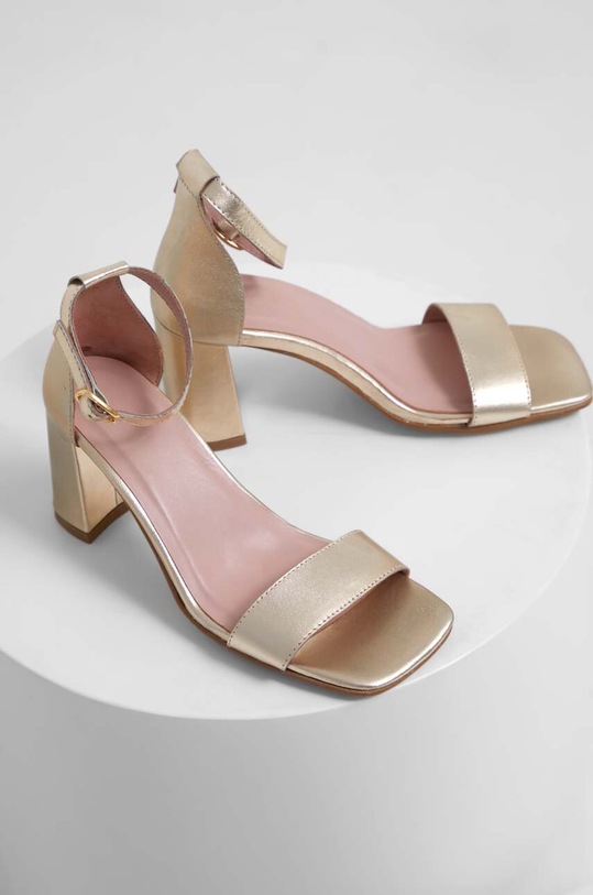 Δερμάτινα σανδάλια Answear.LAB X limited collection BE SHERO 5-8 cm χρυσαφί 62631.2.AT