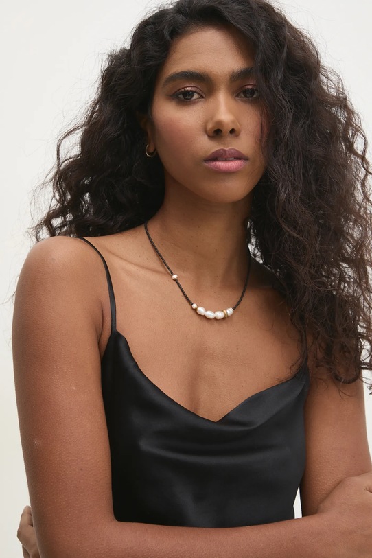 Ručně vyrobený náhrdelník z pozlaceného stříbra s kultivovanou perlou a hematitem Answear.LAB stříbro černá WS25.AKD005