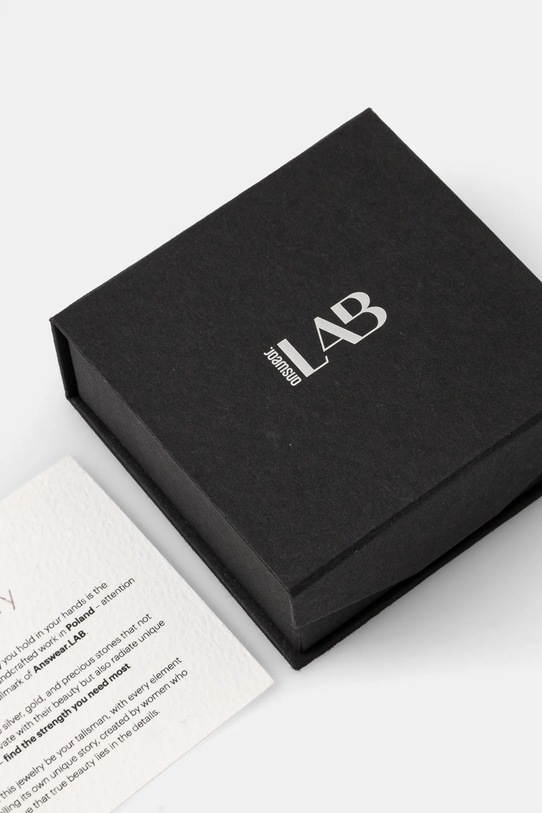 Ručně vyrobený náhrdelník z pozlaceného stříbra s kultivovanou perlou a hematitem Answear.LAB WS25.AKD005 černá