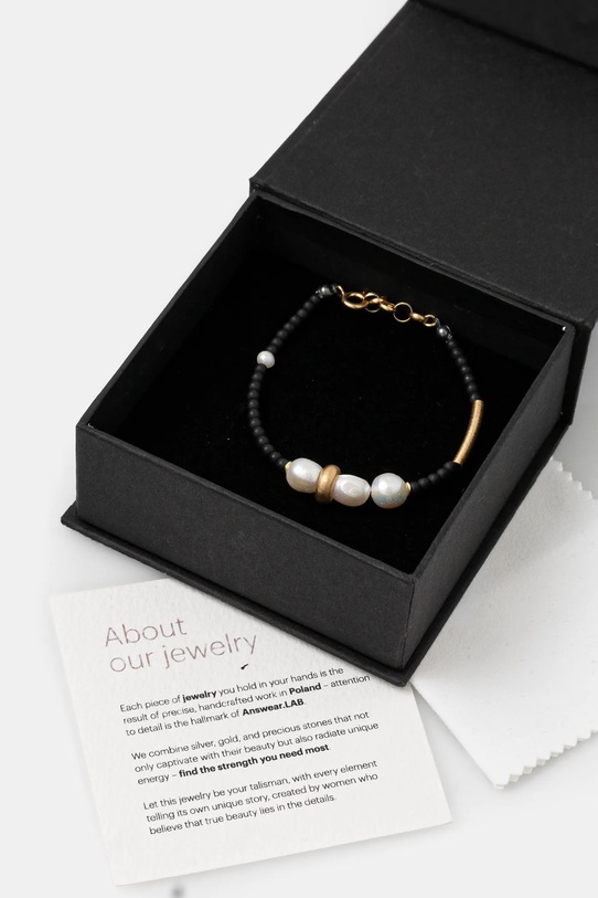 Náramok ručne vytvorený z pozláteného striebra s vyšľachtenou perlou a hematitom Answear Lab čierna WS25.AKD007