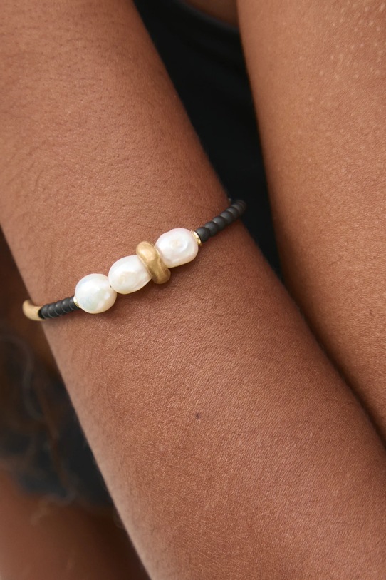 Náramok ručne vytvorený z pozláteného striebra s vyšľachtenou perlou a hematitom Answear Lab WS25.AKD007