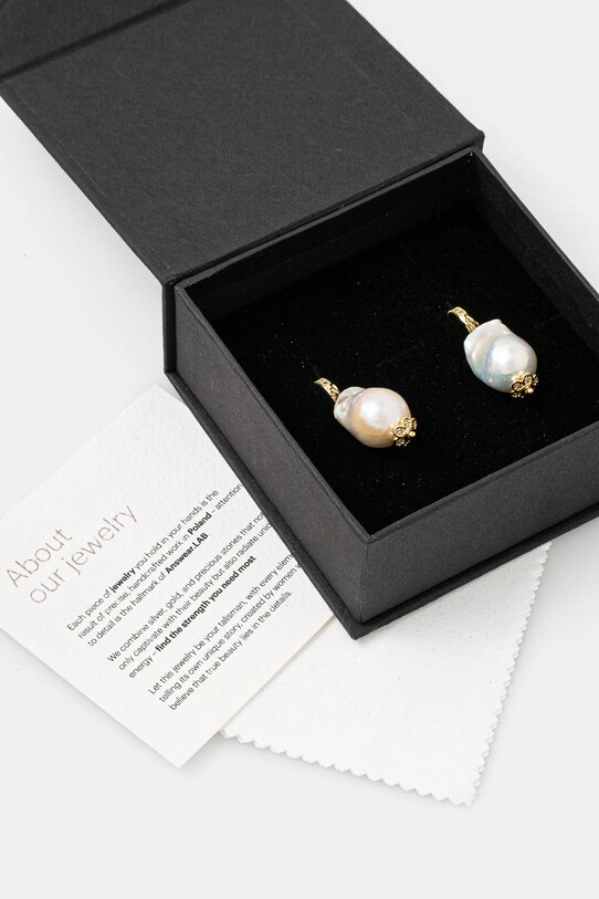 Uhani z gojenim biserom, ročno izdelani Answear.LAB zlata WS25.AKD00S