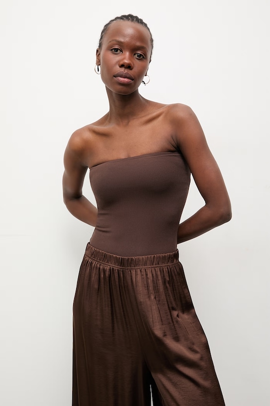 Answear.LAB top damski bawełniany z elastanem brązowy WS26-BKD026