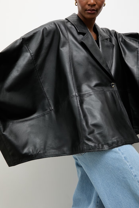 Answear.LAB kurtka oversize damska skórzana z kolekcji Unscripted czarny WS26-KUD024