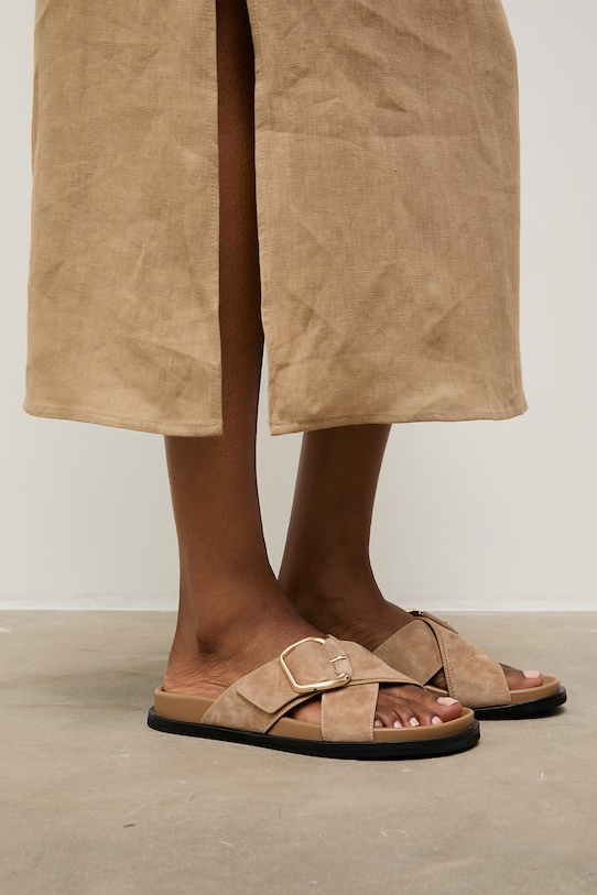 Answear.LAB klapki zamszowe płaski brązowy WS26-OBD023