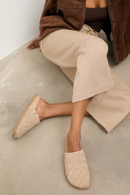 Answear.LAB klapki zamszowe płaski beżowy WS26-OBD071