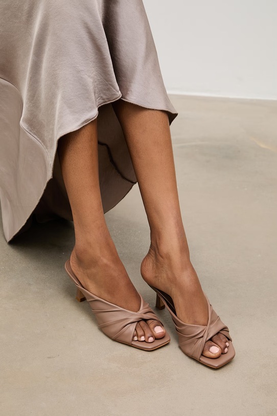 Answear.LAB klapki na szpilce damskie skórzane brązowy WS26-OBD088