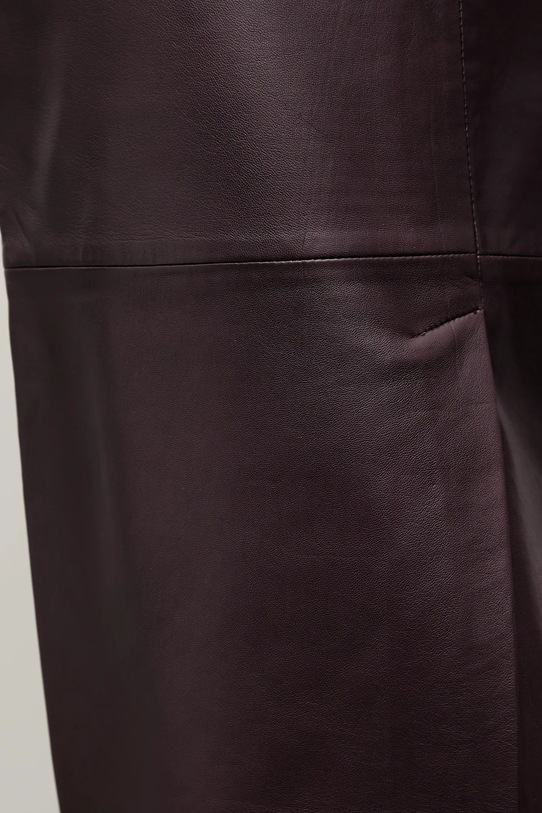 Answear.LAB suknja s prorezom od kože bordo .