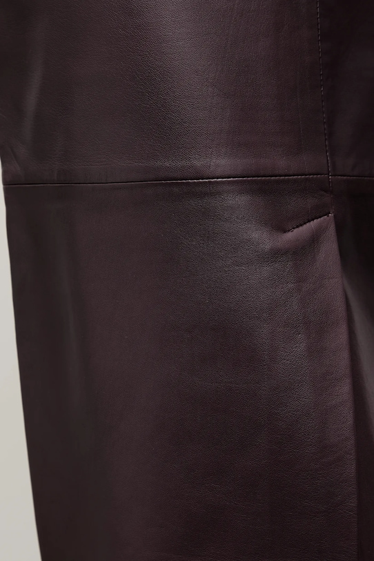 Answear.LAB suknja s prorezom od kože bordo .