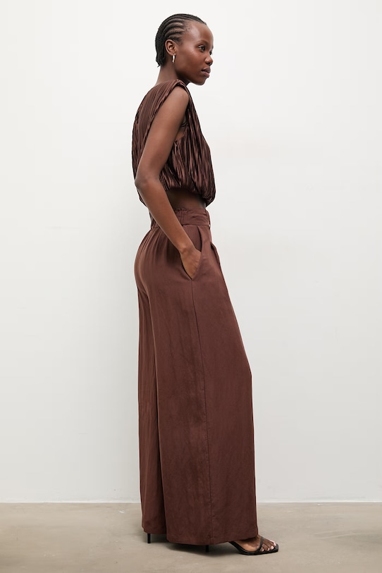 Answear.LAB spodnie damskie z lyocellem brązowy WS26-SPD038