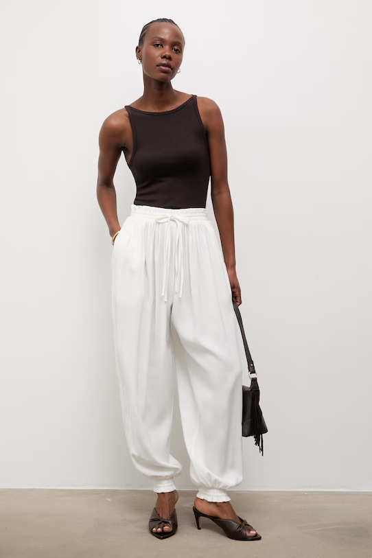 Answear.LAB spodnie damskie z modalem PN1577 beżowy WS26