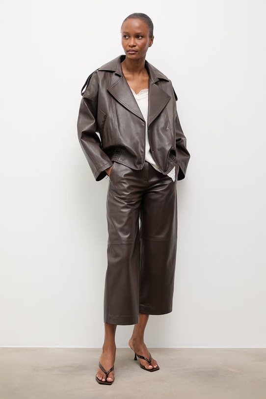 Answear.LAB spodnie damskie skórzane MADELINE z kolekcji Unscripted WS26-SPD042 brązowy WS26