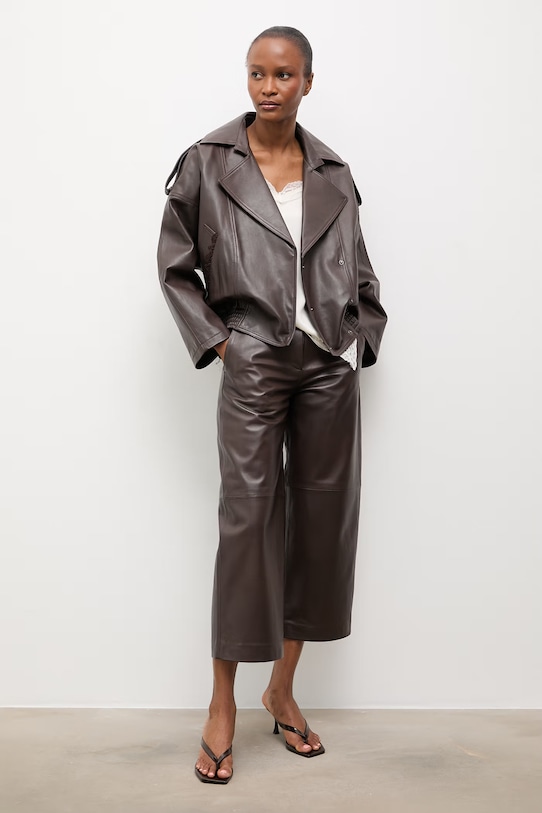 Answear.LAB spodnie damskie skórzane MADELINE z kolekcji Unscripted WS26-SPD042 brązowy WS26