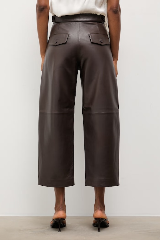 Answear.LAB spodnie damskie skórzane MADELINE z kolekcji Unscripted WS26-SPD042 brązowy