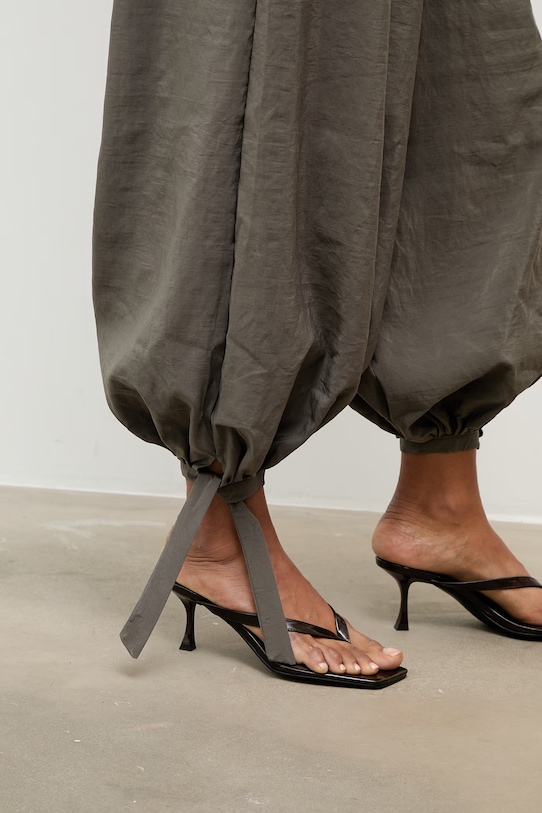 Answear.LAB spodnie damskie zielony WS26-SPD049