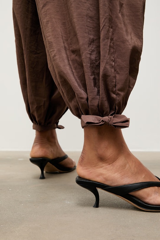 Answear.LAB spodnie damskie brązowy WS26-SPD049