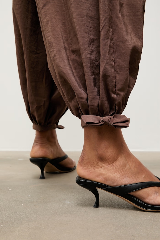 Answear.LAB spodnie damskie brązowy WS26-SPD049