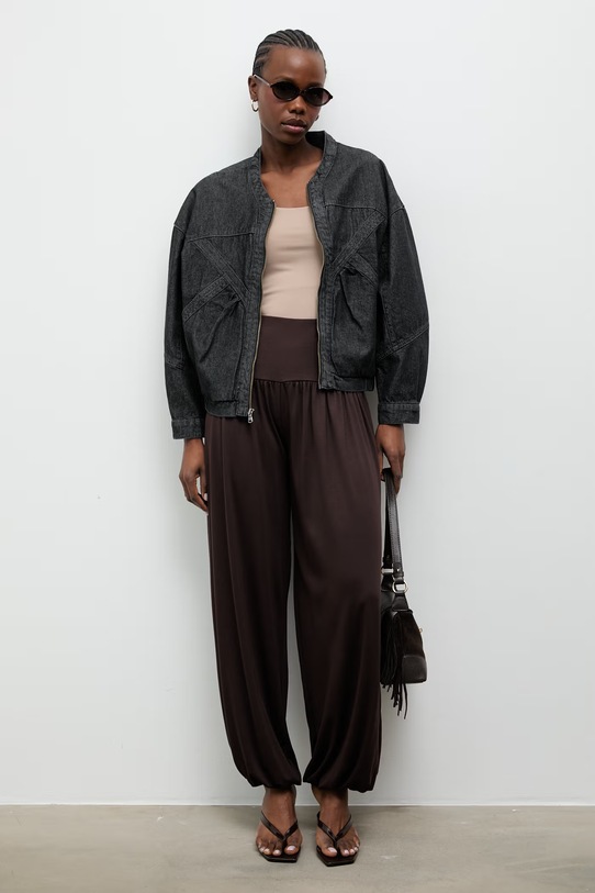 Answear.LAB spodnie joggery damskie z wiskozą 31621.tok brązowy WS26