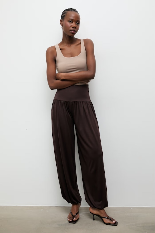 Answear.LAB spodnie joggery damskie z wiskozą brązowy 31621.tok