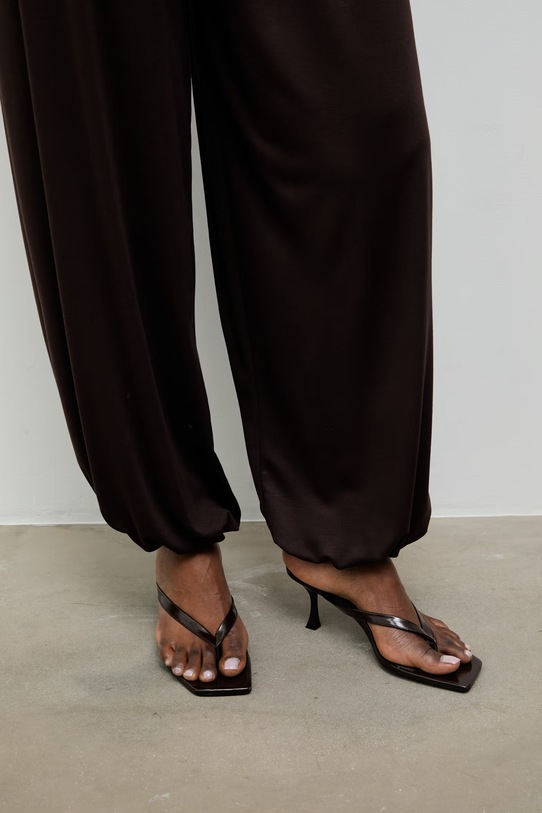 Answear.LAB spodnie joggery damskie z wiskozą 31621.tok brązowy