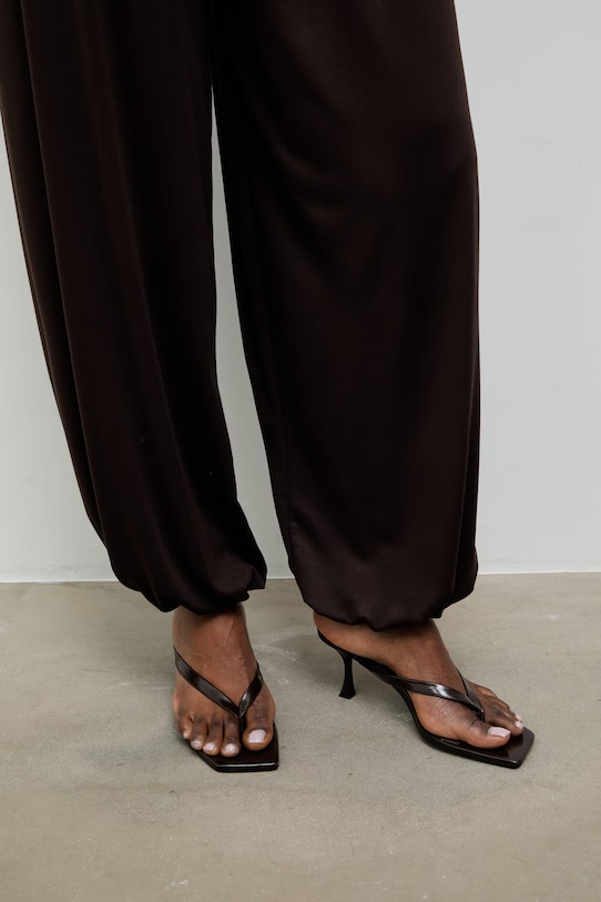 Answear.LAB spodnie joggery damskie z wiskozą 31621.tok brązowy