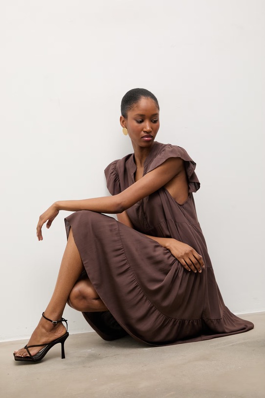 Answear.LAB sukienka z dodatkiem lnu casual brązowy ZY969.hak