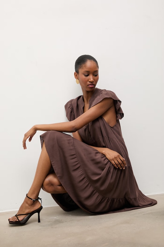 Answear.LAB sukienka z dodatkiem lnu casual brązowy ZY969.hak