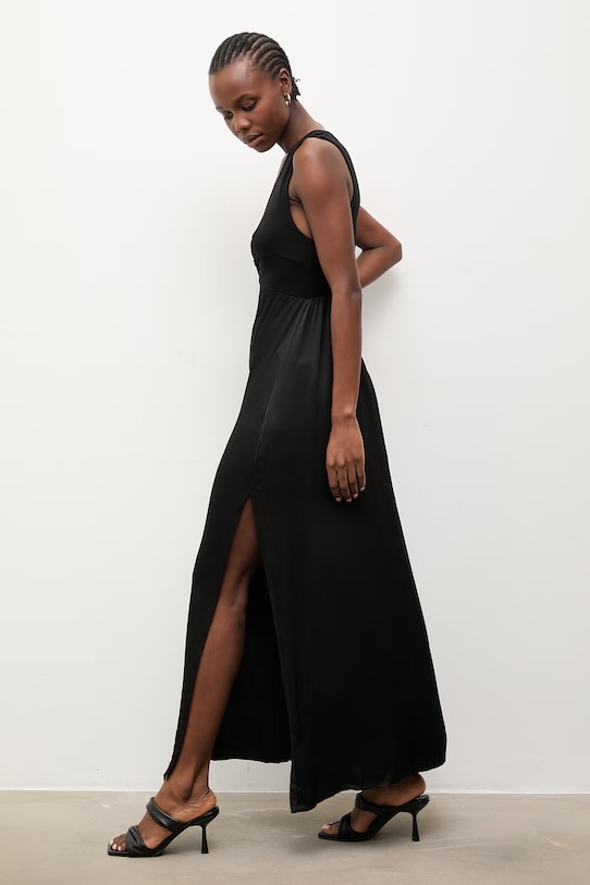 Answear.LAB šaty z viskózy čierna WS26-SUD031