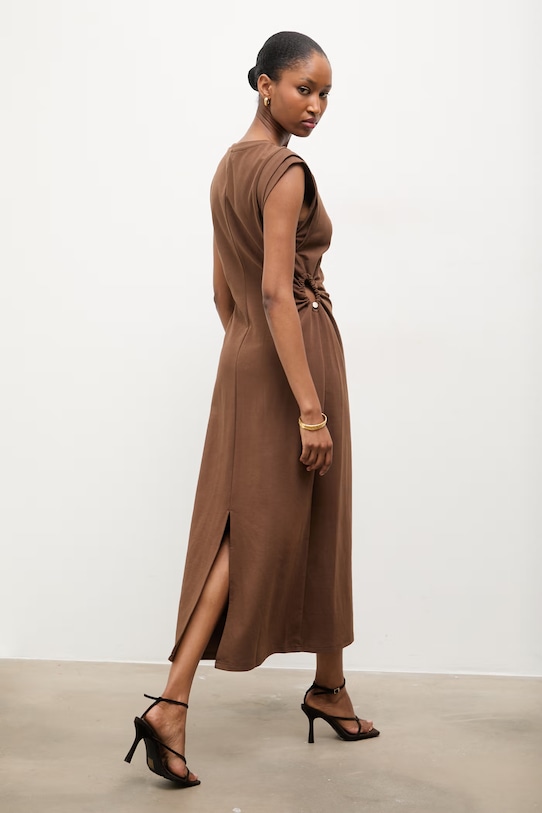 Odzież Answear.LAB sukienka 661808.hak brązowy
