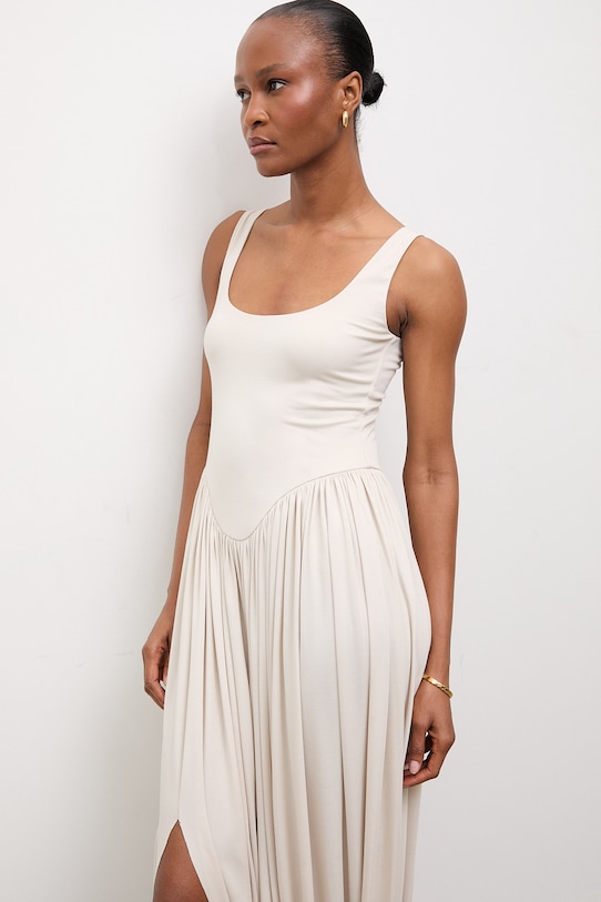 Answear.LAB sukienka letnia beżowy WS26-SUD103