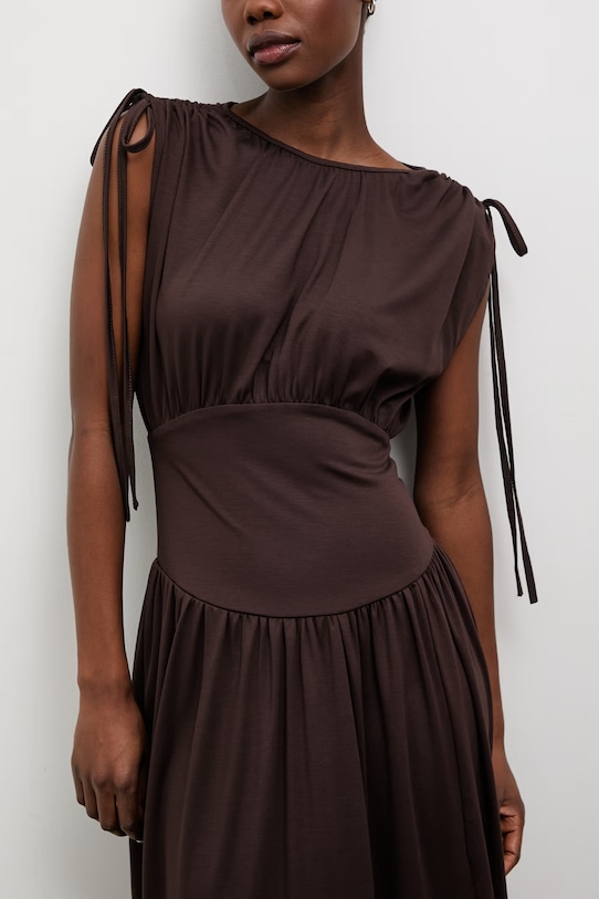 Answear.LAB šaty s viskózou hnedá 111691.tok
