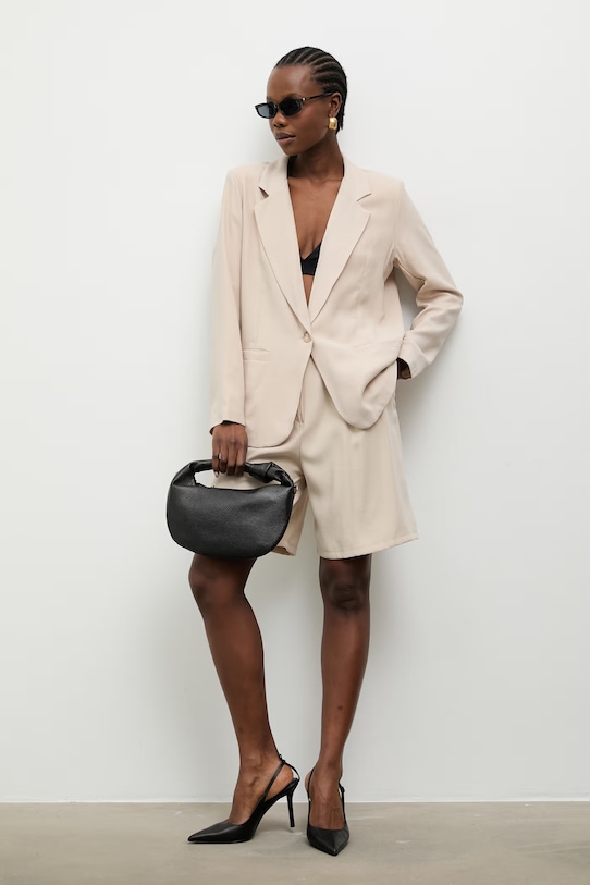 Answear.LAB elegantne kratke hlače ženske z viskozo 95067.iak bež WS26