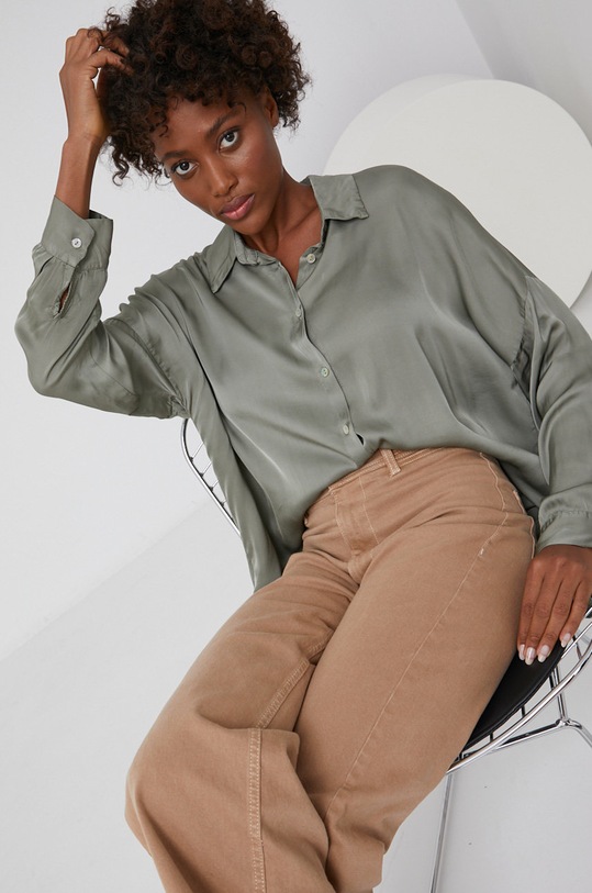 Answear Lab Koszula z domieszką jedwabiu klasyczny zielony G50026.1.2KR
